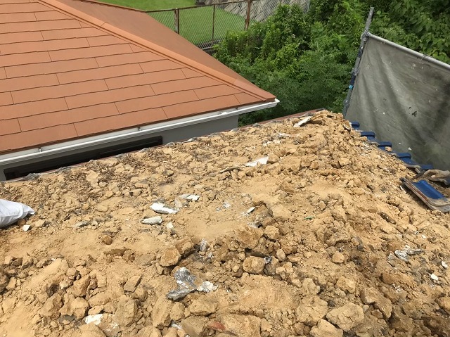 葺き土の撤去と隣の屋根