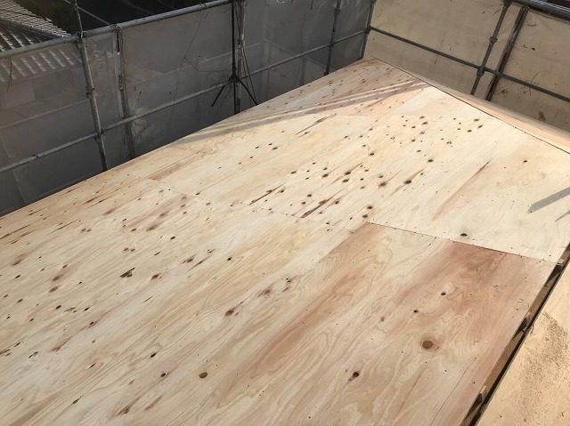 パズルの様に組み合わせていく野地板