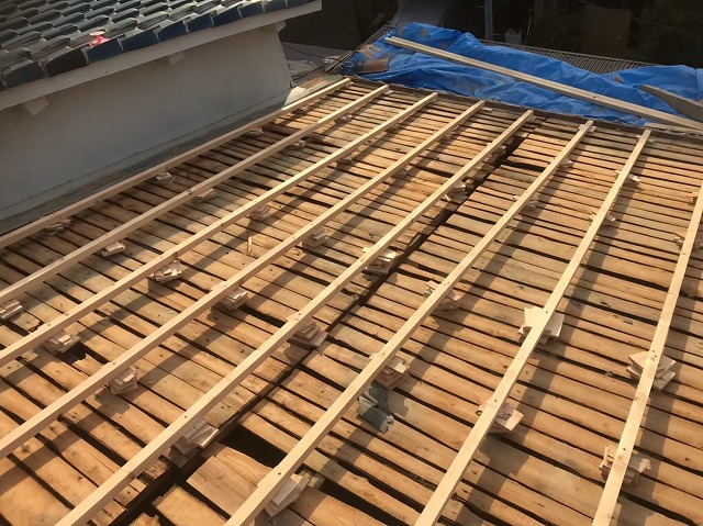 奈良市でバラ板に補強垂木を設置