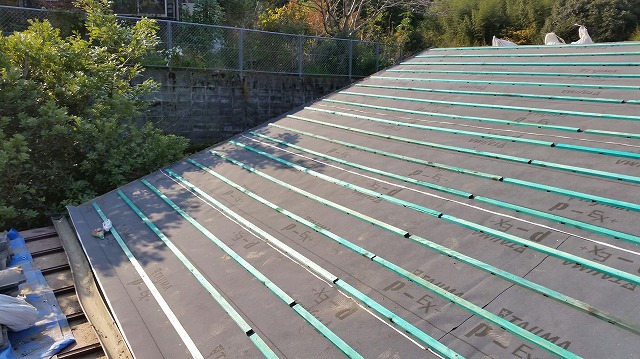 防水紙と桟木設置