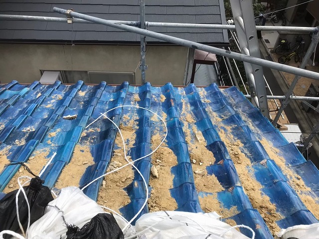 青い瓦屋根の棟瓦のズレ