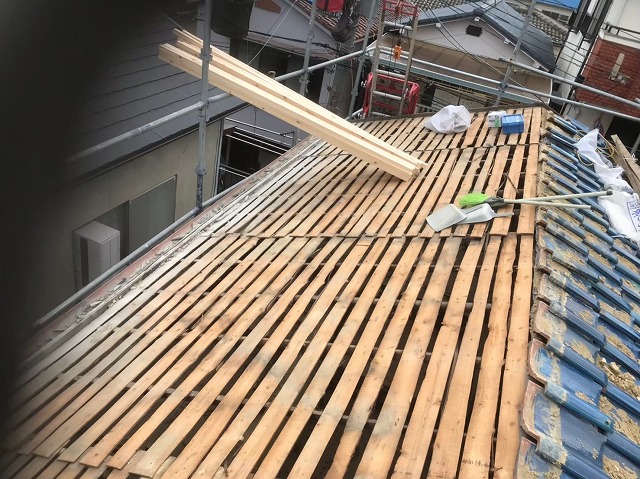 土葺きの撤去で見えてきた野地板