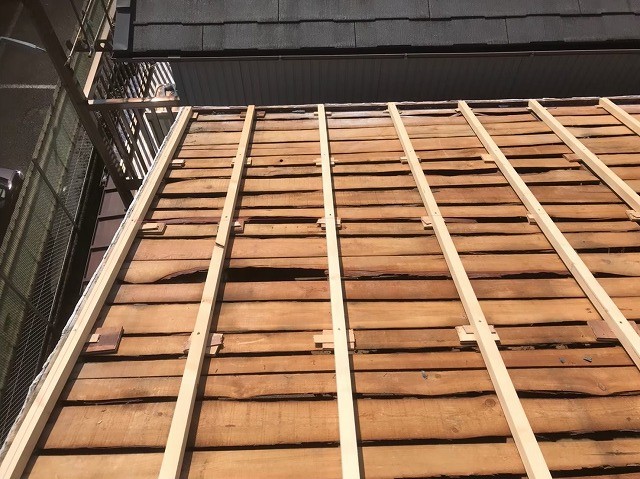 香芝市の荒野地の上から補強垂木と木材設置