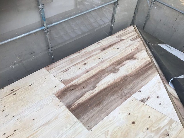 垂木の上に野地板の増し張り