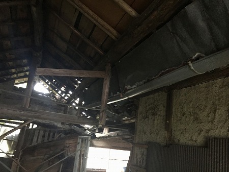納屋内はかなりガタがきてます。