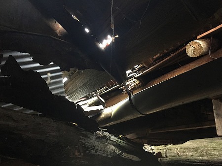 納屋内からは明かりが見えます。