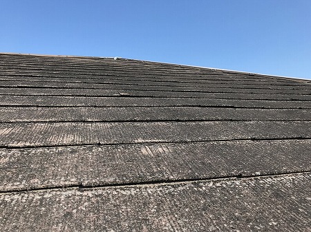 ひび割れが見える屋根材