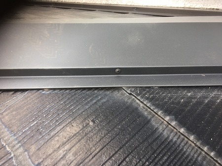 棟板金留め付けはビス