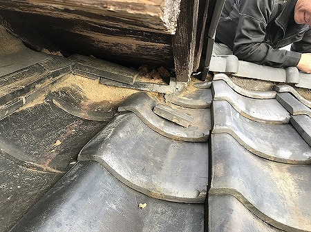 棟違い下瓦崩れ