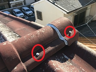 棟瓦笠釘浮き