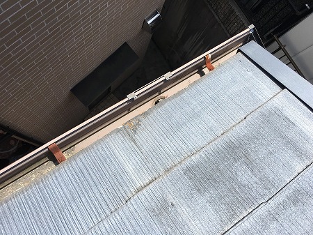 錆びた樋金具と軒先