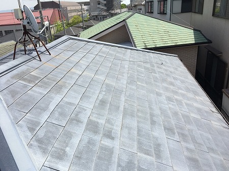 白く色あせた屋根面