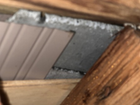 天井裏からカラーベストが見えます。