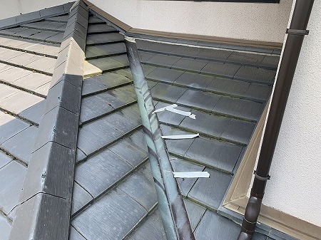 壁際屋根の補修跡