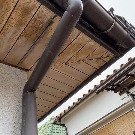 軒天木部の雨染み跡