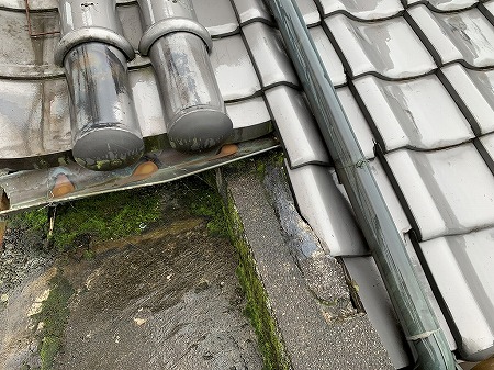 瓦が屋上屋根にめり込んでいる