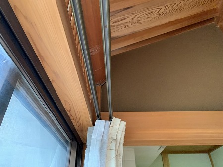 縁側屋根の天井垂木に雨染み