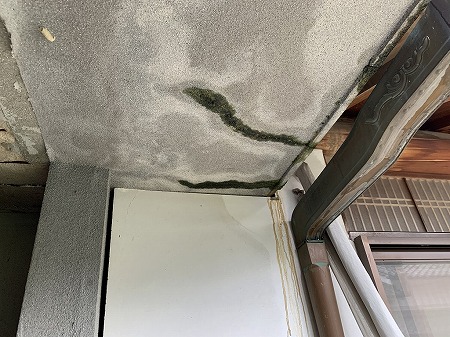 天井のモルタルが割れ