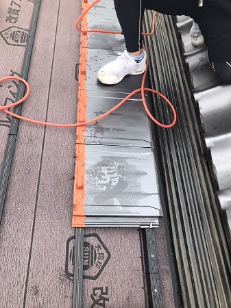 陶器平板瓦を施工します。