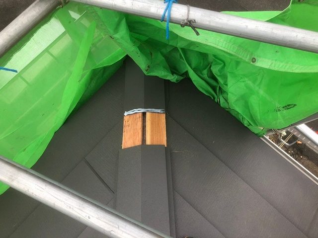 奈良市東登美ケ丘のカバー工法による屋根工事、棟板金の設置