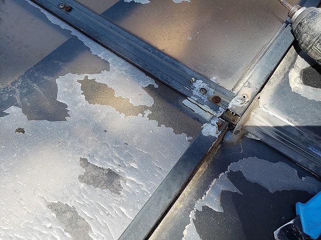 奈良市のカーポート屋根交換工事、ビス外し