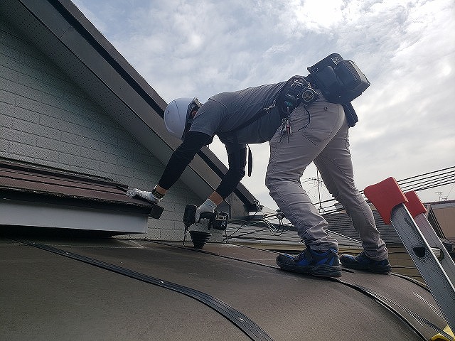 大和郡山市の割れたベランダ屋根、撤去開始