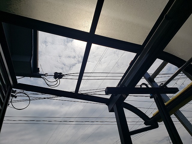 大和郡山市の割れたベランダ屋根、古い屋根材を撤去