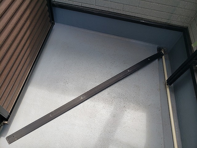 大和郡山市の割れたベランダ屋根の交換、止め金具
