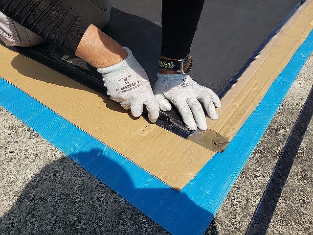 大和郡山市の割れたベランダ屋根の交換、新しい屋根材の加工拡大