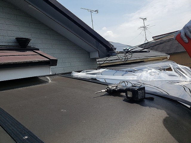 大和郡山市の割れたベランダ屋根の交換、新しい屋根材の保護シート撤去