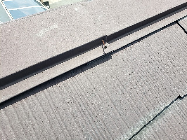 大和郡山市のカラーベスト屋根の浮いた棟板金、釘抜け