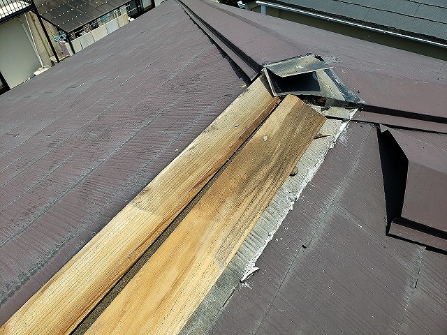 大和郡山市で棟板金の一部交換工事、傷んだ貫板