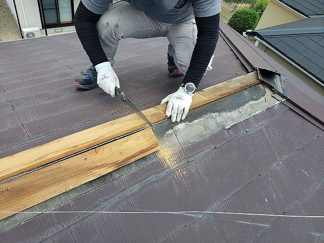 大和郡山市で棟板金の一部交換工事、傷んだ貫板撤去