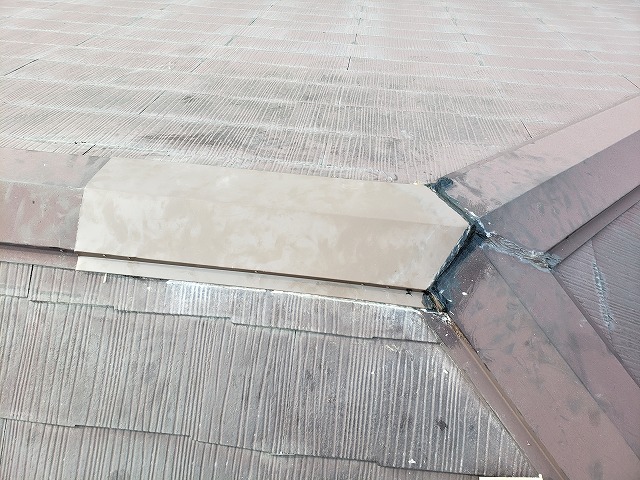 棟板金の交換後につなぎ目をコーキング処理