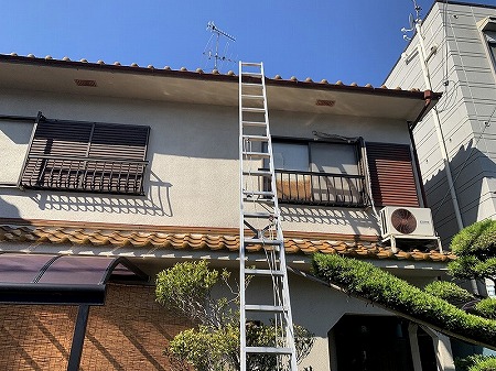 梯子セットで屋根に上ります。