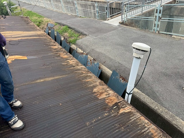劣化した波板屋根表面