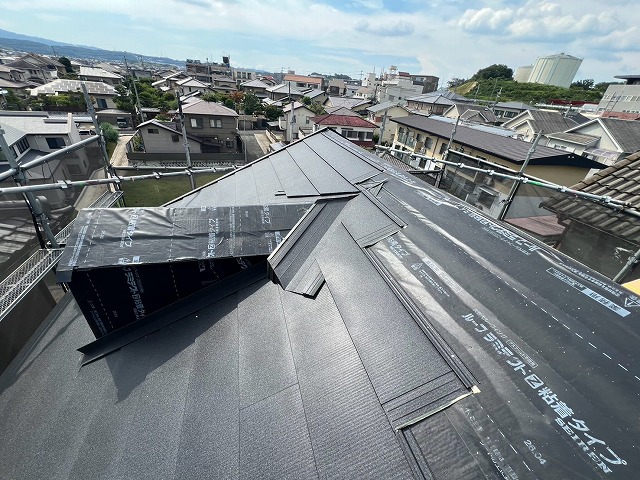 屋根材本体の施工中
