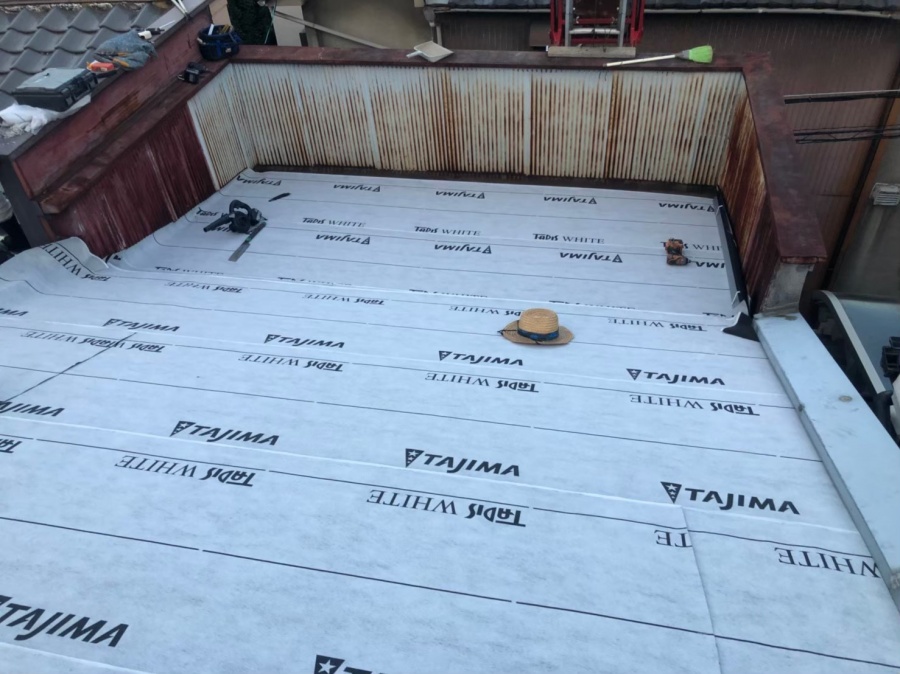 奈良市のパラペット付き屋根に防水紙（ルーフィング）を張り付け