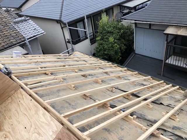 王寺町で補強垂木設置後構造用合板設置