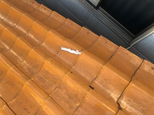 葛城市でオレンジ色の瓦の破損