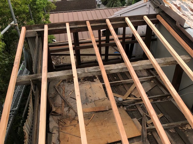 トタン屋根葺き替えで垂木の設置