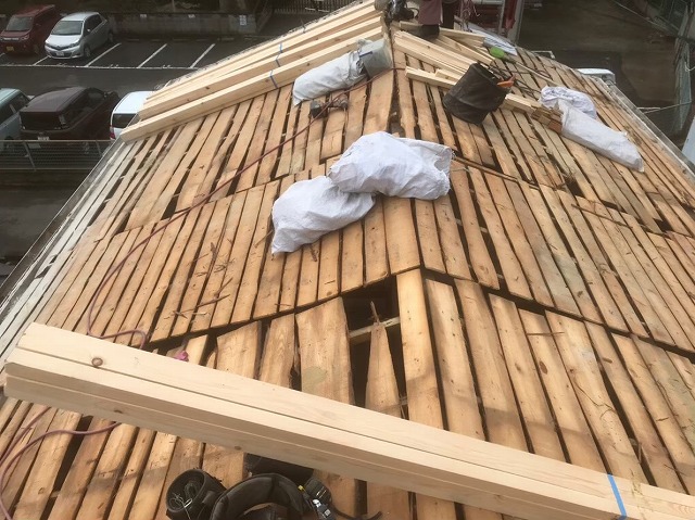 葛城市　釉薬瓦　撤去