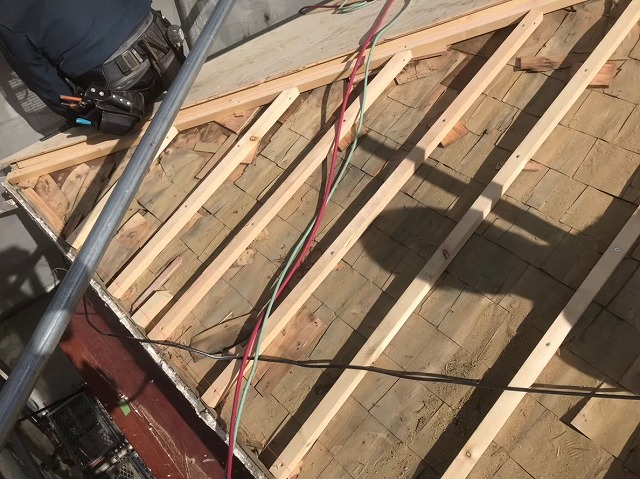 古い野地板と垂木