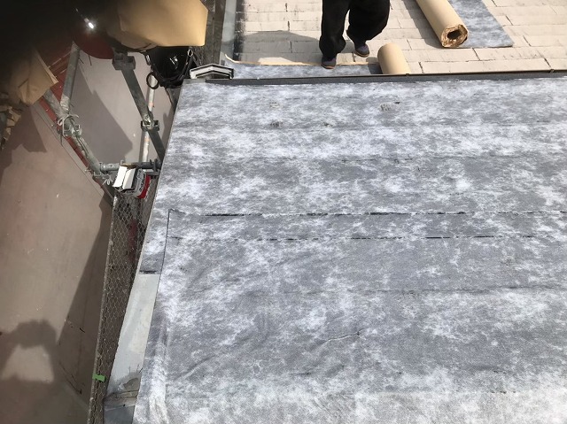 カバー工法で防水紙設置