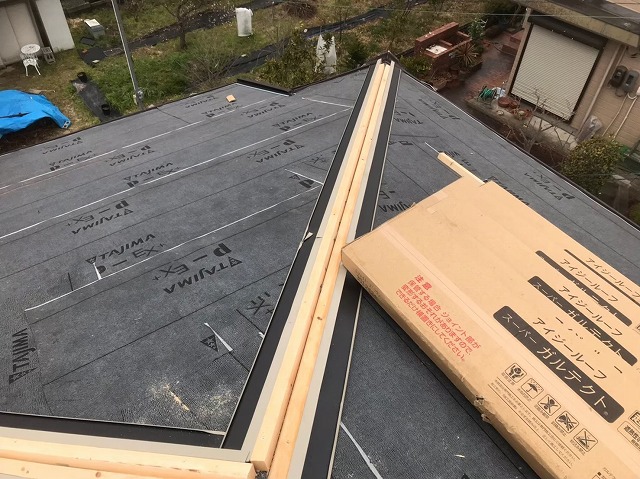 棟板金の下地準備と防水紙