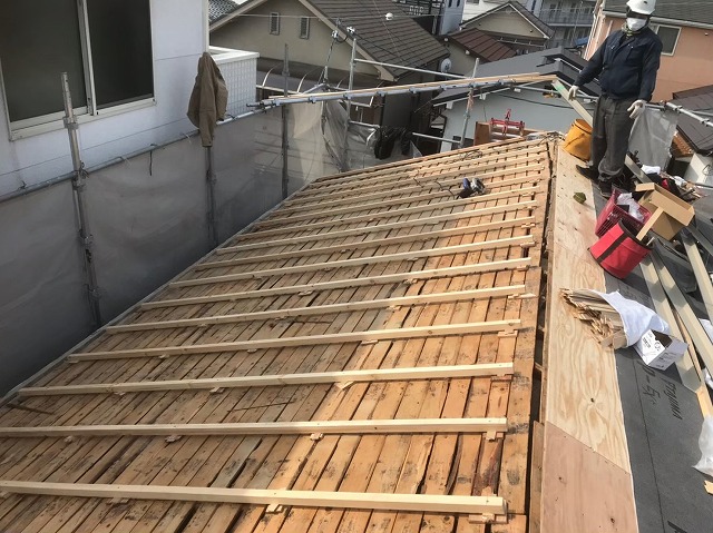 生駒市でもう片方の屋根面の高さ調整