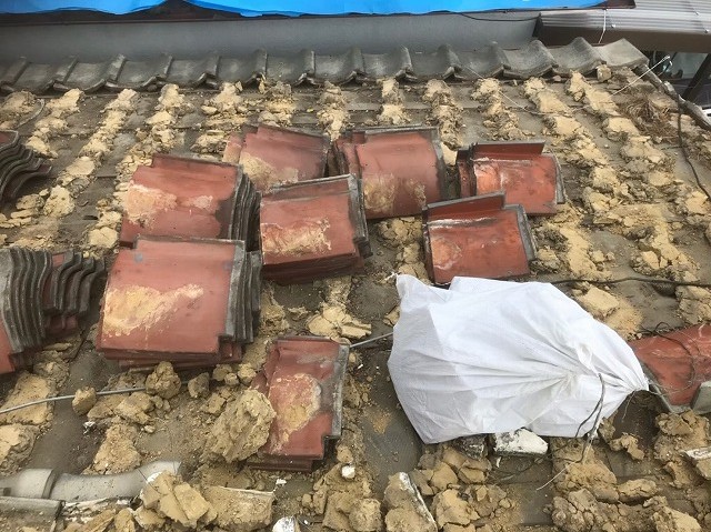 湿式工法の釉薬瓦屋根の工事