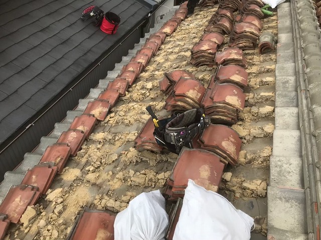 釉薬瓦屋根の瓦解体作業