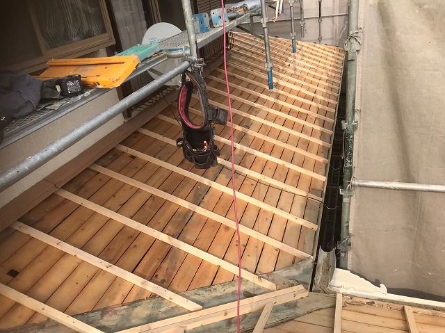 野地板を垂木で補強