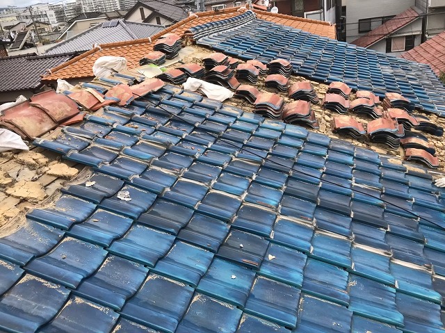 奈良市　長屋の釉薬瓦屋根　瓦撤去